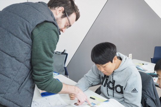 야간에는 사감 선생님과 레크레이션과 영어일기 쓰기로 하루를 마무리한다. 주말 토요일에는 필드트립을 한다. 1월 7일에는 롯데월드를 방문하고, 14일에는 에버랜드를 방문한다. 특히, 이번 철원군 프로그램에는 학부모와 함께하는 공개수업(Open Class)도 마련됐다. 1월 15일 오후 2시 30분부터 4시 30분까지 학부모와 입소생 가족 130여 명이 참가할 예정이다. 경기영어마을 양평캠프 제공